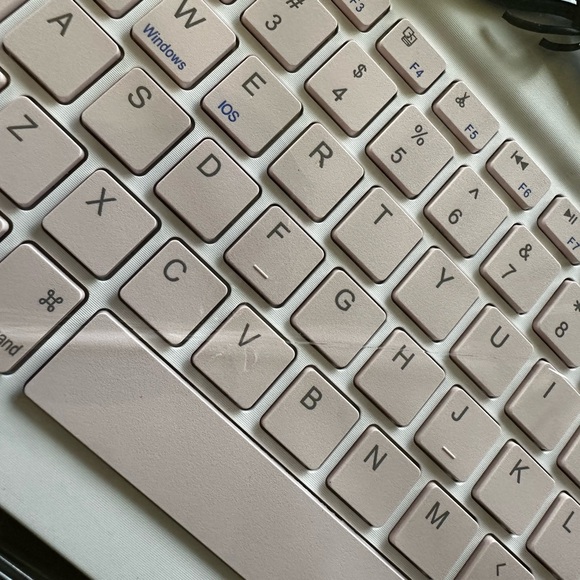 Pink Wireless Keyboard - Picture 3 of 4